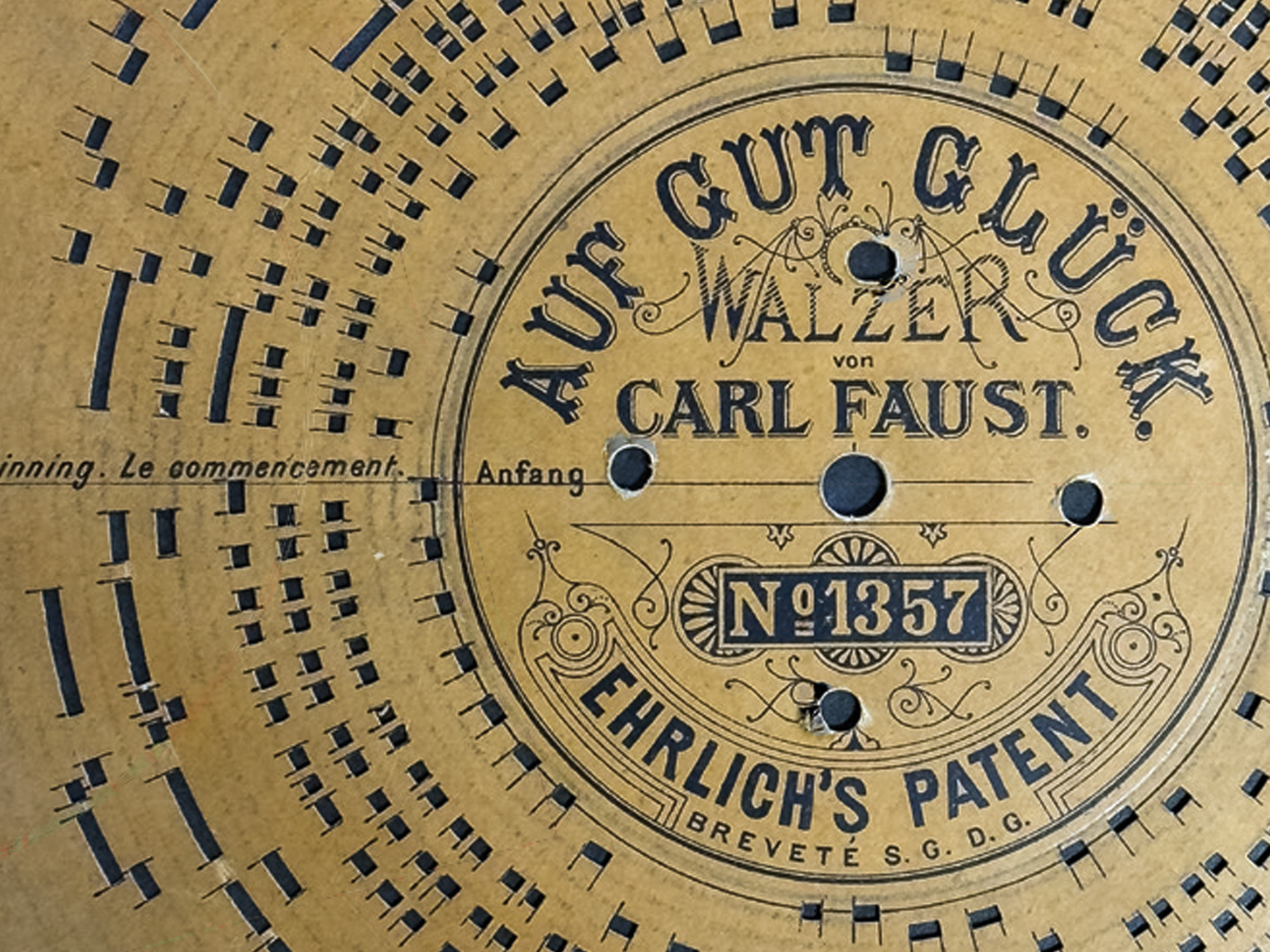 Das Bild zeigt ein musikalisches Notenblatt aus Papier, das für das Spielen eines Walzers mit dem Titel "Auf gut Glück" von Carl Faust gedacht ist. Es enthält eine nummerierte Kennzeichnung (Nr. 1357) und Informationen über das Patent von Ehrlich.